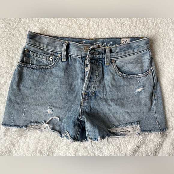 Distressed Cut off denim shorts / California closet staple! - Picture 3 of 4